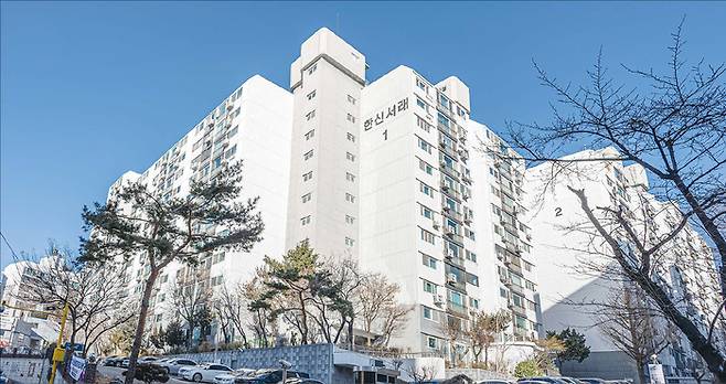 한신서래·신반포궁전·현대동궁아파트는 지난 1월 13일 통합재건축을 추진하기로 최종 합의했다. 사평대로28길 골목으로 들어가면 최고 12층, 4개동으로 구성된 한신서래아파트(1987년 준공)가 있다. (윤관식 기자)
