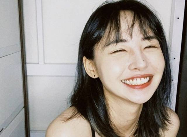 가수 솜혜빈의 결혼 발표를 두고 온라인에서 다양한 해석과 반응이 엇갈리고 있다. 사진=솜혜빈 SNS