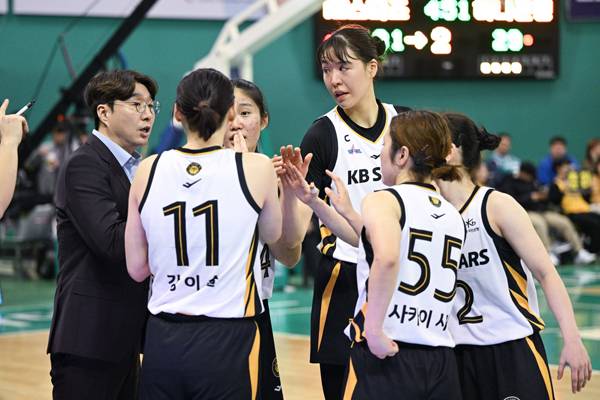 김완수 KB 감독은 팀 농구가 잘된 경기라고 평했다. 사진 제공= WKBL