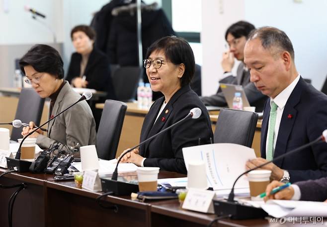 정은경 보건복지부 장관이 27일 서울 서초구 건강보험심사평가원 전문가자문회의장에서 열린 '제5차 보건의료정책심의위원회'에 참석해 위원들과 인사를 나누고 있다./사진=뉴시스