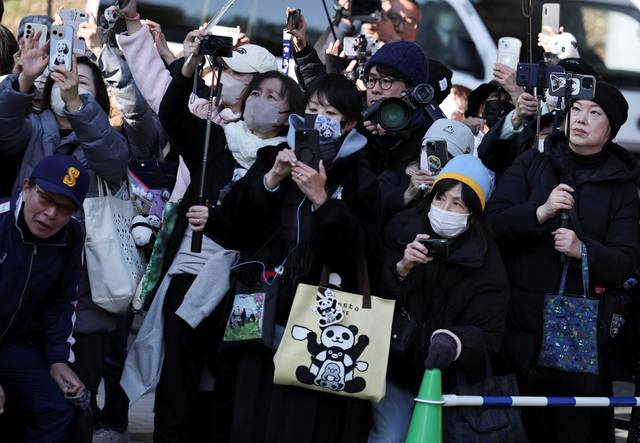 일본 우에노 동물원에 있던 판다 샤오샤오와 레이레이가 송환되자 일본 각지에서 모여든 시민들이 배웅에 나섰다. 로이터 연합뉴스