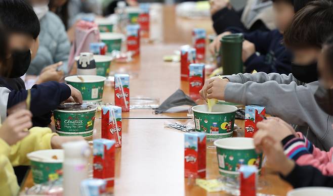 전국학교비정규직연대회의의 파업에 따라 대구지역 일부 학교에서 대체식이 제공된 지난달 5일 대구 한 초등학교 급식실에서 학생들이 대체식으로 도시락을 먹고 있다. [연합]