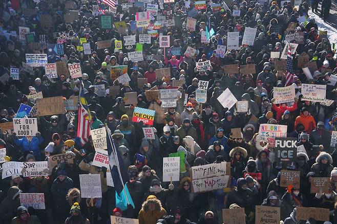 [미니애폴리스=AP/뉴시스] 25일(현지 시간) 미 미네소타주 미니애폴리스에서 시위대가 전날 이민세관단속국(ICE)의 총격으로 미국 시민권자 알렉스 프레티가 사망한 것에 항의하고 있다. 2026.01.26.