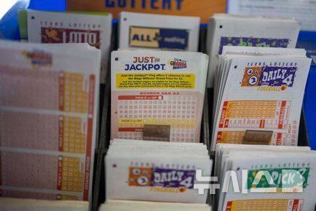 [서울=뉴시스]미 텍사스 주 로또 구매 상점에 비치된 구매용 카드. 비정상적 당첨 사례가 발생하자 주지사가 수사를 명령했다. (출처=더 텍사스 트리뷴) 2025.3.8.
