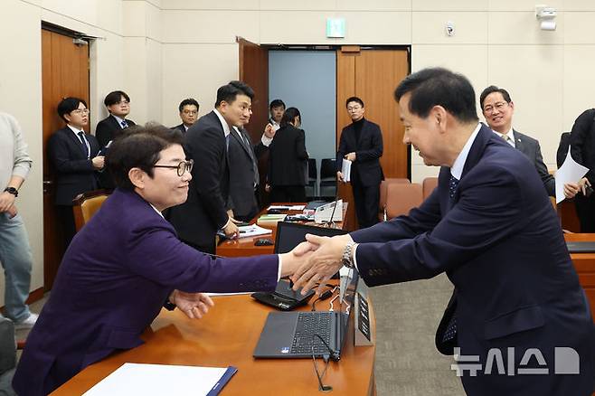 [서울=뉴시스] 김금보 기자 = 구윤철 경제부총리 겸 기획재정부 장관이 30일 서울 여의도 국회에서 열린 기획재정위원회 전체회의에서 산회 후 임이자 위원장과 인사를 하고 있다. 2025.11.30. kgb@newsis.com