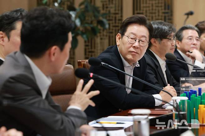 [서울=뉴시스] 고범준 기자 = 이재명 대통령이 지난해 8월 13일 서울 용산 대통령실 청사에서 열린 나라재정 절약 간담회에서 강훈식 비서실장 발언을 듣고 있다. 2025.08.13. bjko@newsis.com