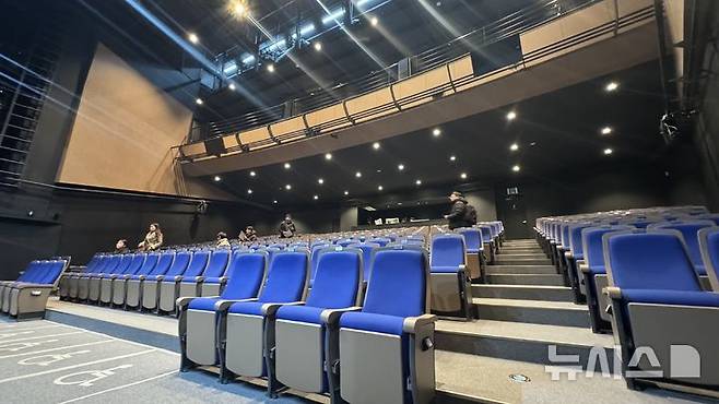 [서울=뉴시스] 윤정민 기자 = 놀유니버스는 오는 30일 서울 종로구 동숭동에 'NOL 씨어터 대학로'를 정식 개관한다. 사진은 중극장 '우리투자증권홀' 관객석. 2026.01.27. alpaca@newsis.com