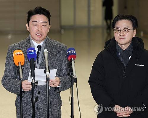 '전략경제협력 대통령 특사' 강훈식 비서실장, 캐나다로 출국 [연합뉴스 자료 사진]