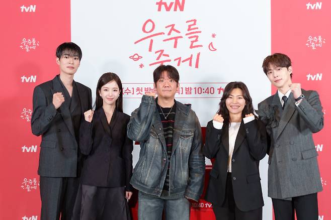 tvN 새 수목드라마 '우주를 줄게'의 배우 박서함, 노정의, 이현석, 정여진 감독, 배우 배인혁. tvN 제공