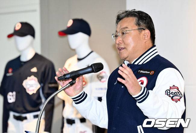 [OSEN=잠실, 조은정 기자]두산 베어스가 15일 서울 송파구 잠실야구장에서 43주년 창단기념식 겸 시무식을 가졌다.행사에는 고영섭 신임 대표이사를 비롯해 김태룡 단장, 이승엽 코치 및 주장 양의지를 비롯한 선수단 85명이 참석했다.고영섭 신임 대표이사가 인사말을 하고 있다. 2025.01.15 /cej@osen.co.kr