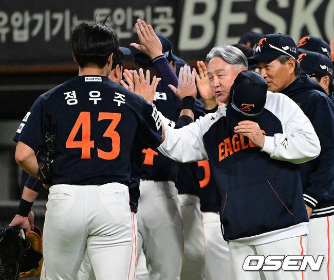 [OSEN=광주, 지형준 기자] 한화 이글스가 짜릿한 연장승을 거두며 5연승을 질주했다.&nbsp;한화는 2일 광주-기아 챔피언스필드에서 열린 2025 프로야구 신한은행 SOL bank KBO리그 KIA 타이거즈와의&nbsp;경기를 3-2로 잡았다. 연장 11회초 노시환이 좌월 솔로포를 터트려 결승점을 뽑았다.&nbsp;선발 엄상백 5이닝 2실점에 이어 필승조까지 총동원해 무실점으로 막았다. 5연패에 빠진 선두 LG 트윈스에 반게임차로 다가섰다.경기를 마치고 한화 김경문 감독과 정우주와 승리 하이파이브를 하고 있다. 2025.05.02 /jpnews@osen.co.kr