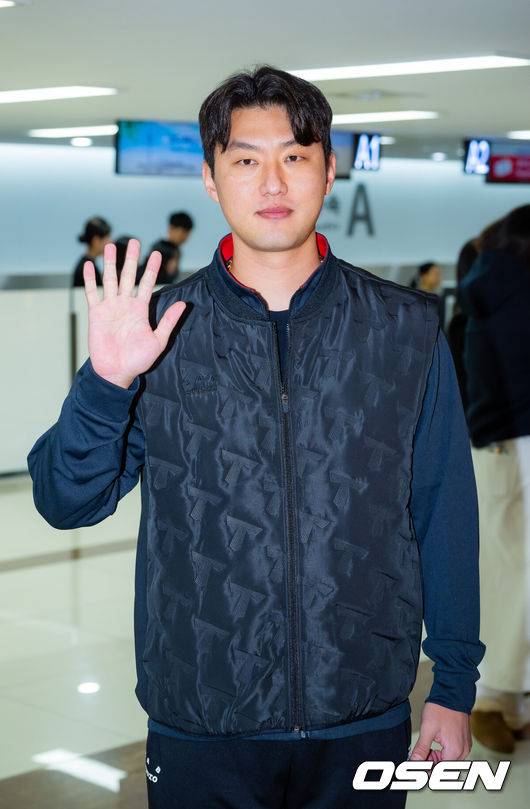 [OSEN=김포공항, 민경훈 기자] 2026시즌 스프링캠프 나서는 KIA 코칭스태프와 외국인 선수들이 23일 김포국제공항을 통해 일본 아마미오시마로 출국했다.지난해 미국 캘리포니아 어바인에서 훈련했던 KIA는 일본 가고시마현의 외딴섬인 아마미오시마로 1차 훈련지로 정했다. KIA 홍건희가 포즈를 취하고 있다. 2026.01.23 / rumi@osen.co.kr