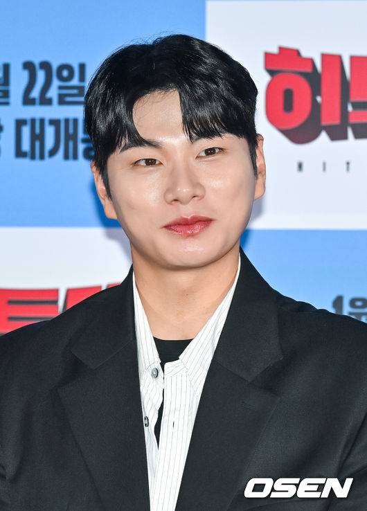 [OSEN=박준형 기자] 15일 오후 서울 용산아이파크몰 내 용산 CGV에서 영화 '히트맨2'(감독 최원섭) 언론시사회가 진행됐다.‘히트맨2’는 대히트 흥행 작가에서 순식간에 ‘뇌절작가’로 전락한 ‘준’(권상우 분)이 야심 차게 선보인 신작 웹툰을 모방한 테러가 발생하고, 하루아침에 범인으로 몰리면서 벌어지는 코믹 액션 영화다.&nbsp;오는 22일 개봉.배우 이이경이 미소 짓고 있다.  2025.01.15 / soul1014@osen.co.kr