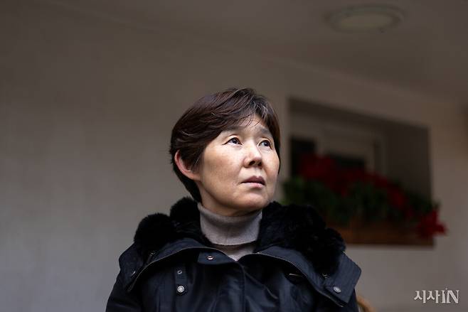 박미숙씨는 6년 전 아들 장덕준씨를 잃었다. 장씨는 쿠팡 물류센터에서 일하다 과로사로 숨졌다. 1월10일 박씨가 <시사IN>과 인터뷰하고 있다. ⓒ시사IN 신선영