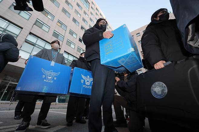 북한의 한국 무인기 침투 주장에 대한 진상을 규명하는 '군경합동조사 TF'가 1월21일 민간인 피의자 3명의 주거지 및 사무실 등에 대한 압수수색에 나선 가운데 이날 피의자 장아무개씨와 오아무개씨가 다니던 서울의 한 대학교 공대 건물에서 경찰 관계자들이 압수품을 옮기고 있다. ⓒ 연합뉴스