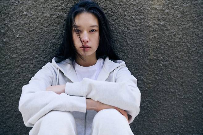 나우(nau) 에센셜 스웻 후드 집업 및 에센셜 스웻 팬츠 화보 이미지