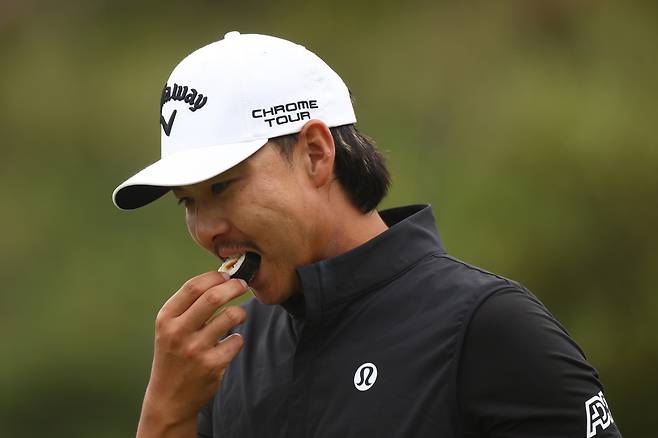 이민우가 지난해 12월 6일 열린 호주 오픈 3라운드 도중 김밥을 먹고 있다. 게티이미지코리아