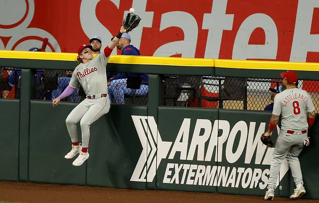 홈런성 타구를 잡는 해리슨 베이더. 게티이미지코리아