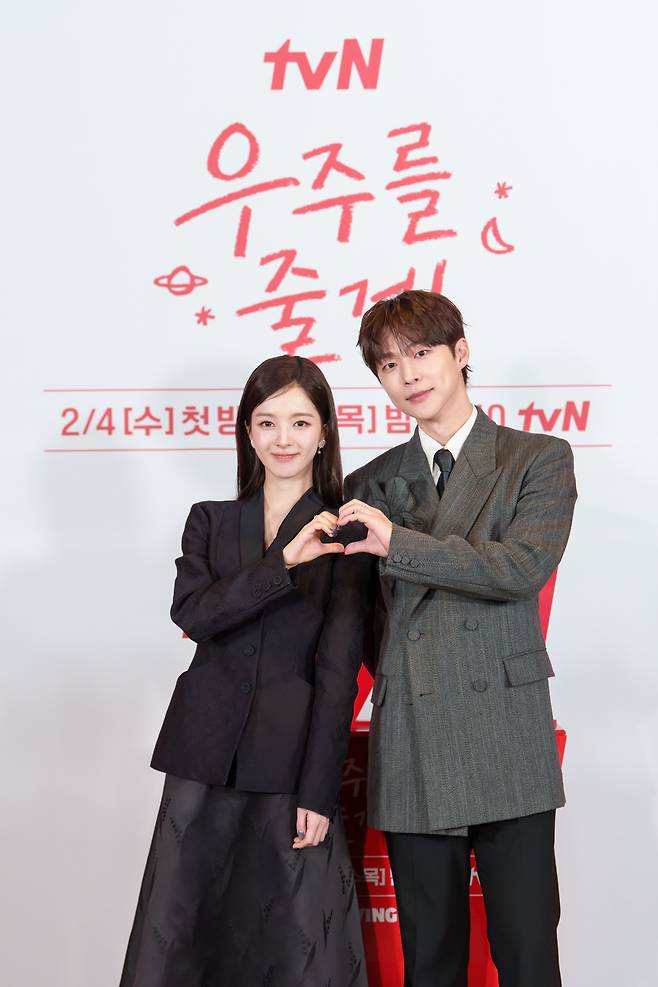 노정의(왼쪽), 배인혁이 27일 온라인으로 진행된 tvN 새 수목드라마 ‘우주를 줄게’ 제작발표회에서 포즈를 취하고 있다. CJ ENM 제공
