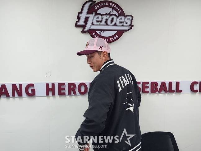 인터뷰를 모두 마치고 사진 촬영을 위해 포즈를 취하는 서건창. /사진=박수진 기자