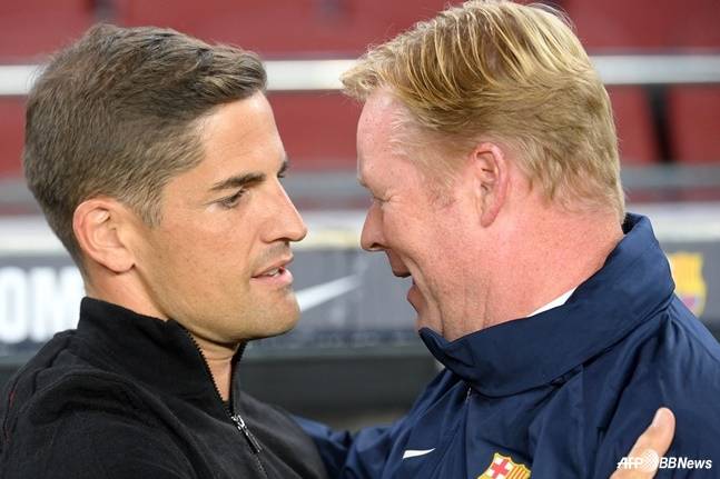 로날드 쿠만(오른쪽) 감독과 대화하는 로베르토 모레노 감독. /AFPBBNews=뉴스1