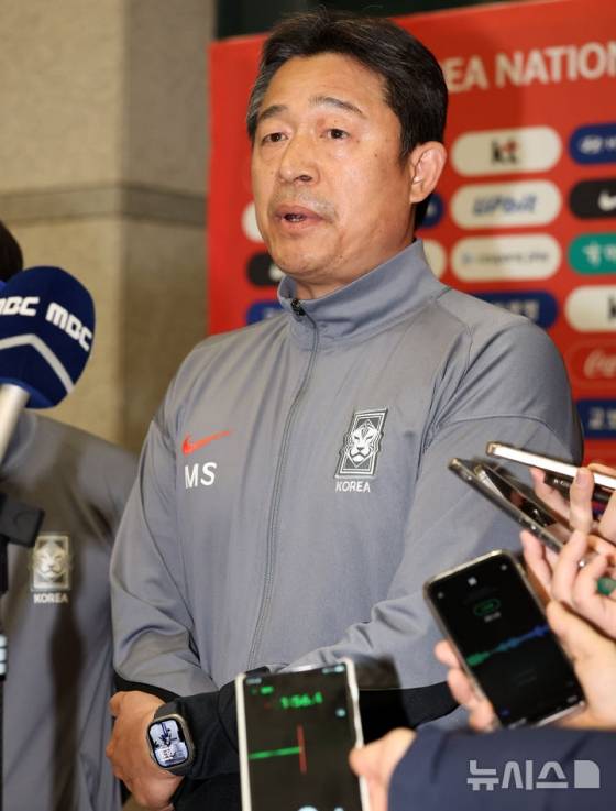 이민성 한국 U-23 대표팀 감독이 25일 인천국제공항 제1여객터미널으로 귀국해 취재진의 질문에 답하고 있다. /사진=뉴시스