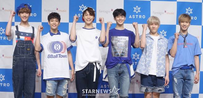 $ 그룹 아스트로가 30일 오후 서울 강남구 청담동 일지아트홀에서 열린 두번째 미니앨범 '썸머 바이브' 쇼케이스에서 포즈를 취하고 있다. 2016.06.30/사진=이기범 기자 leekb@