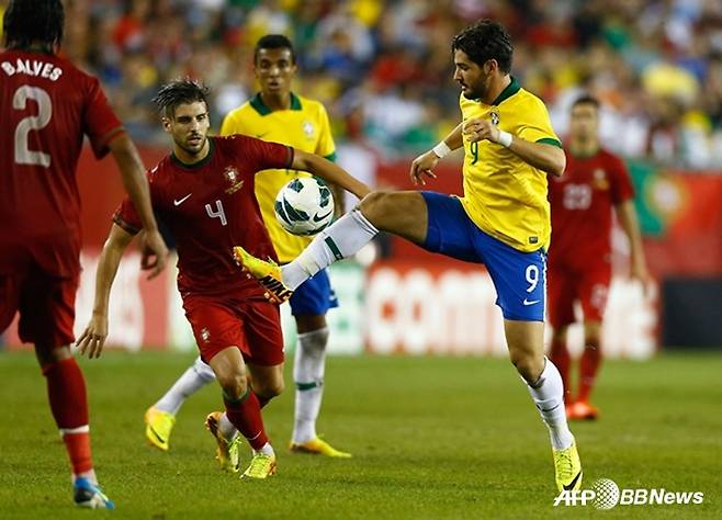 브라질 대표팀 시절 파투(오른쪽)의 모습. /AFPBBNews=뉴스1