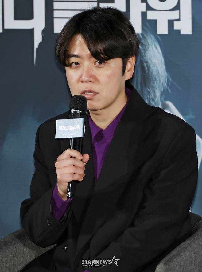 한윤선 감독이 27일 오전 서울 CGV용산아이파크몰에서 진행된 디즈니+ 오리지널 시리즈 '블러디 플라워' 제작발표회에 참석해 질문에 답하고 있다.  모든 불치병을 치료할 수 있는 능력을 가진 연쇄살인범을 둘러싼 사람들의 이야기를 그린 미스터리 스릴러 '블러디 플라워'는 내달 4일 공개된다. /2026.01.27 /사진=이동훈 photoguy@