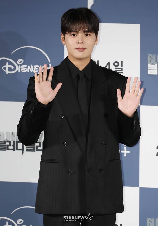 배우 려운이 27일 오전 서울 CGV용산아이파크몰에서 진행된 디즈니+ 오리지널 시리즈 '블러디 플라워' 제작발표회에 참석해 포즈를 취하고 있다.  모든 불치병을 치료할 수 있는 능력을 가진 연쇄살인범을 둘러싼 사람들의 이야기를 그린 미스터리 스릴러 '블러디 플라워'는 내달 4일 공개된다. /2026.01.27 /사진=이동훈 photoguy@