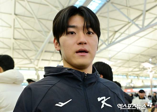 한국 야구 대표팀이 2026 WBC(월드베이스볼클래식) 대비 1차 캠프를 위해 9일 오전 인천국제공항을 통해 사이판으로 출국했다.  김도영이 인터뷰 장소로 이동하고 있다. 엑스포츠뉴스 DB