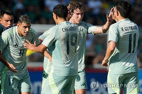 2026 국제축구연맹(FIFA) 북중미 월드컵에서 홍명보호와 맞붙게 될 멕시코가 남미 약체 볼리비아를 상대로 실망스러운 경기력을 보이며 가까스로 승리했다. 그마저도 오심 논란이 있는 결승골이 아니었다면 승리를 장담하기 어려운 경기였다는 점에서 졸전이었다는 평가를 피하지 못했다. 연합뉴스