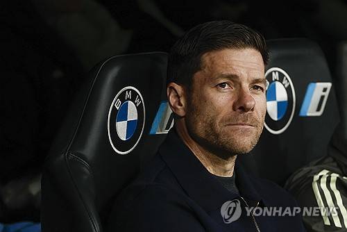 레알 마드리드 지휘봉을 내려놓은 사비 알론소 감독이 '친정팀' 리버풀로 복귀할 가능성이 제기됐다. 아르네 슬롯 현 리버풀 감독의 입지가 흔들리는 가운데, 리버풀이 차기 사령탑으로 알론소에게 접근했다는 소식이 전해졌다. 연합뉴스