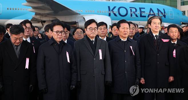 이해찬 전 총리 시신, 고국 품으로… (영종도=연합뉴스) 민주평통 수석부의장으로서 베트남 출장 중 갑작스럽게 별세한 고 이해찬 전 국무총리의 시신이 27일 인천국제공항에 도착, 상임 장례위원장을 맡은 김민석 국무총리를 비롯해 우원식 국회의장과 더불어민주당 정청래 대표 등이 영접하며 추모하고 있다. 2026.1.27 [공항사진기자단] photo@yna.co.kr