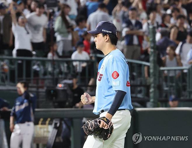 승리 확정 짓는 마무리 김원중 (부산=연합뉴스) 강선배 기자 = 29일 부산 사직야구장에서 열린 프로야구 NC 다이노스와 롯데 자이언츠의 경기. 롯데 김원중이 9회 말 2사 1루 NC 김주원을 삼진으로 잡고 주먹을 불끈 쥐고 있다. 2025.7.29 sbkang@yna.co.kr