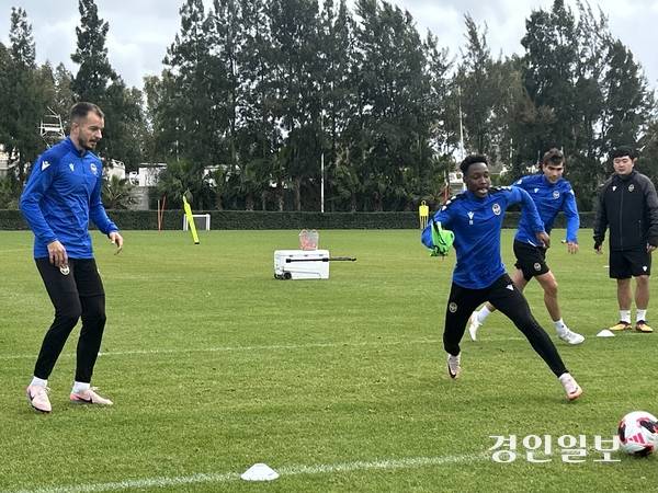 지난 26일 오후 인천 유나이티드 외국인 선수 (왼쪽부터) 무고사, 제르소, 이케르가 스페인 안달루시아 라우니온 시립 축구경기장에서 기술 훈련을 하고 있다. 2026.1.26 스페인 안달루시아/백효은기자 100@kyeongin.com