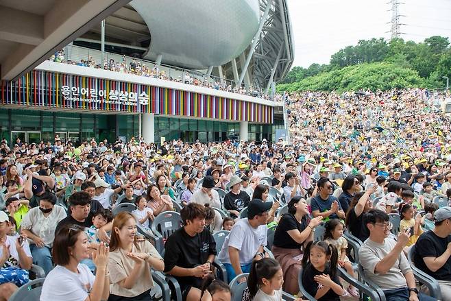 용인시의 학령인구 감소가 난제로 등장하고 있다.사진은 지난 어린이날 용인어린이 상상의 숲에서 시민들이 공연을 즐기고 있다.<용인시 제공>
