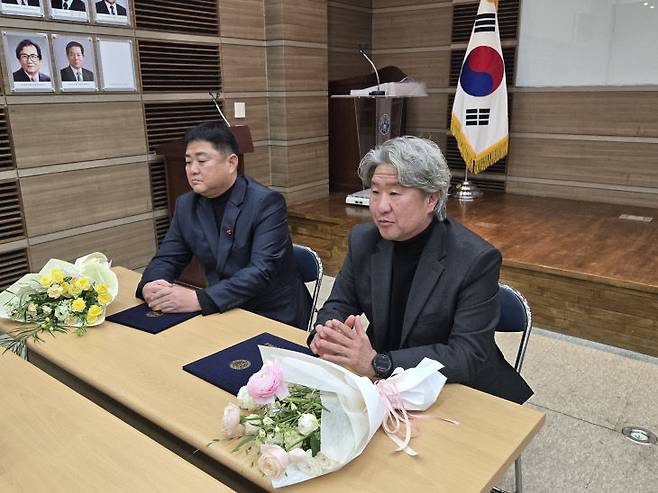 김종국 한밭중 야구부 감독(왼쪽)과 김의수 대전고 야구부 감독이 23일 대전시체육회 회의실에서 중도일보와 인터뷰를 진행하고 있다.(사진=대전시야구소프트볼협회 제공)