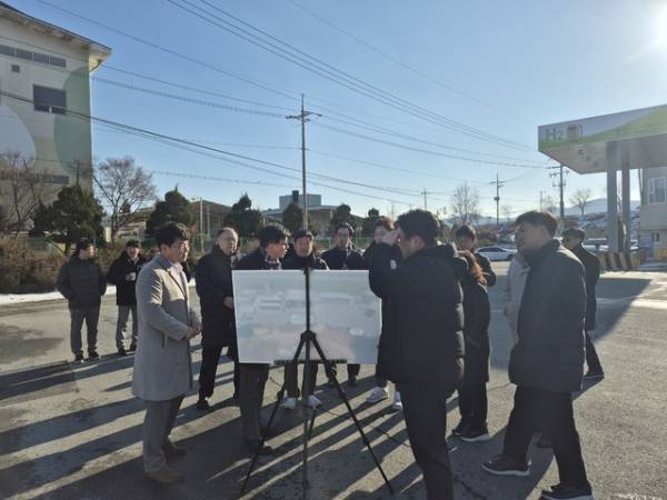현장평가 중인 국토교통과학기술진흥원, 한국건설기술연구원 관계자 및 평가위원. /충북도 제공