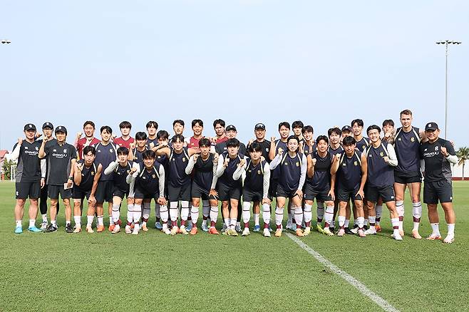 후아힌 전지훈련을 마친 광주FC선수단이 새 시즌 선전을 다짐하는 파이팅을 외치고 있다.  <광주FC 제공>