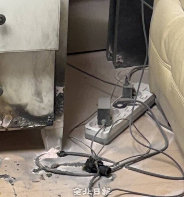 27일 익산 보조배터리 폭발로 서랍장 등이 소실되어 있다./ 전북소방본부