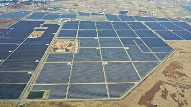 새만금 일대에 구축된 300MW 규모 육상태양광발전단지/사진=전북일보DB