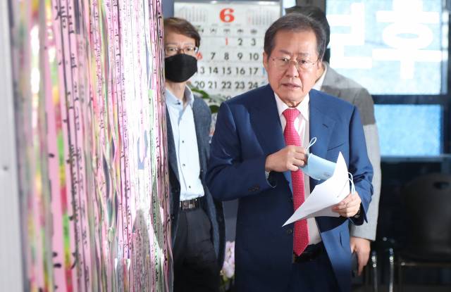 지난 2022년 홍준표 대구시장 당선인이 대구 중구 자신의 선거사무소에서 기자회견을 하기 위해 회견장으로 들어오고 있다. 연합뉴스