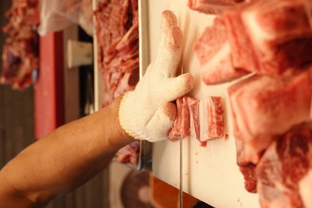 갈비의 맛은 굽는 것 이상으로 뼈에 붙은 살점을 어떻게 저미냐에 따라 많이 달라진다.