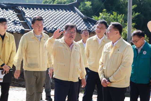 이승화 산청군수 등이 산사태 피해지를 현장 점검하고 있다./산청군/