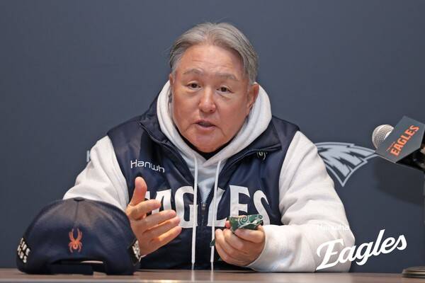 KS 3차전에 임하는 김경문 한화 감독. (사진=한화)