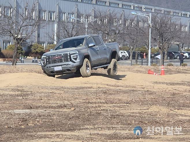 오르막과 내리막이 반복되는 오프로드 구간을 통과하는 GMC 캐니언. 사륜구동 시스템과 올 터레인 타이어의 접지력이 험로 주행에서 여유 있는 움직임을 만들어냈다.[사진=윤경진 기자]