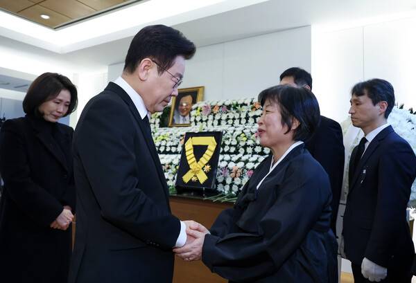 이재명&nbsp;대통령이 27일 서울 종로구 서울대병원 장례식장 고 이해찬 전 국무총리 빈소에서 유가족을 위로하고 있다. 2026.1.27 연합뉴스