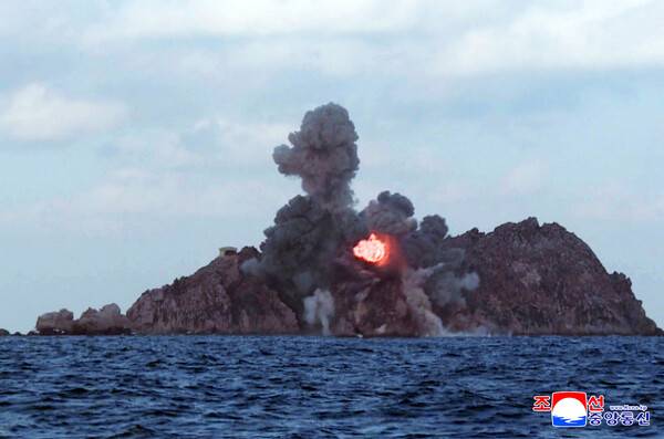 김정은&nbsp;북한 국무위원장이 지난 27일 성능을 개량한 대구경 방사포 시험발사를 참관했다고 조선중앙통신이 28일 보도했다. 김 위원장의 딸 주애도 시험사격을 참관했다. 2026.1.28 연합뉴스