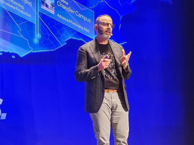 조쉬 뉴먼(Josh Newman) 인텔 컨수머 PC 부문 총괄이 28일 서울 강남구 삼성동 웨스틴 서울 파르나스에서 열린 '2026 인텔 AI PC 쇼케이스'에서 발표를 하고 있다./사진=도다솔 기자